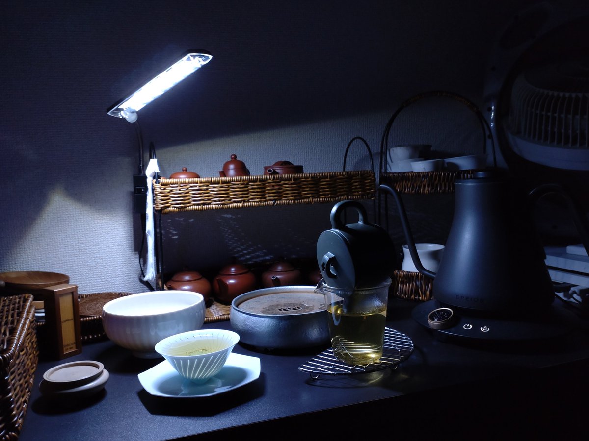 shanben209's tweet photo. 朝茶は #TeaBridge さんの
凍頂烏龍清香春茶 2026
2025年産は飲み切り
2026年産を飲み始め
去年よりまろやかなテイストに感じる。
穏やかだけど主張するとこはしっかり。
青いメロンの涼しい甘さの部分。
ミルキーで滑らかなテイスト。
最近は口径の大きな杯を良く使うから
上から見た画が楽しい。 https://t.co/XyXjVHWqaZ