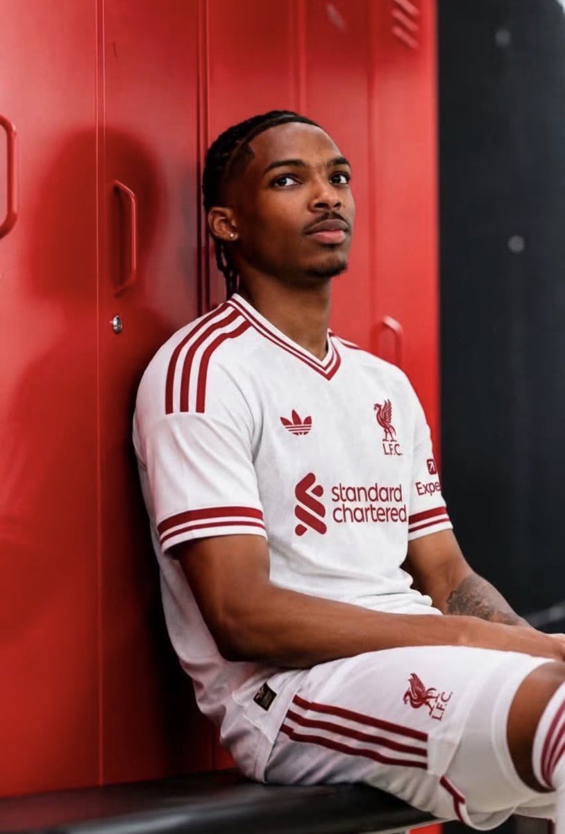 LiverpoolXtra's tweet photo. Le maillot extérieur est parfait.

Maintenant, ne faites pas la bêtise de lui mettre un short rouge. 😭🤍 https://t.co/1o0Bhh7V31