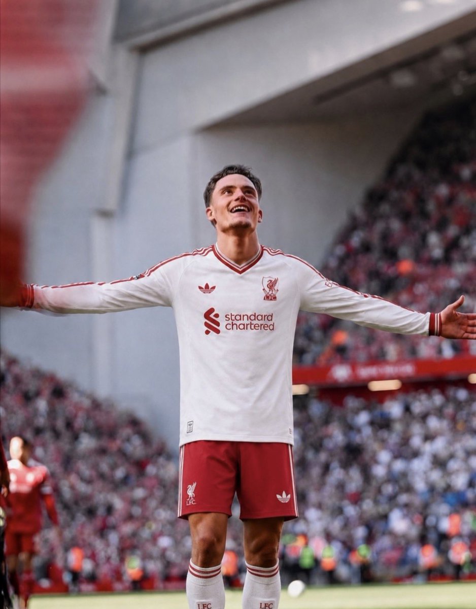LiverpoolXtra's tweet photo. Le maillot extérieur est parfait.

Maintenant, ne faites pas la bêtise de lui mettre un short rouge. 😭🤍 https://t.co/1o0Bhh7V31
