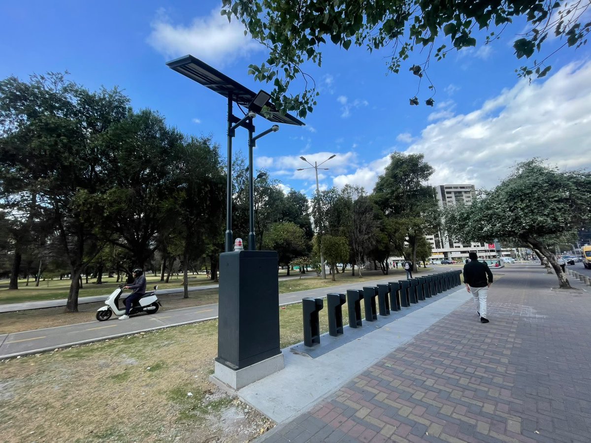 lahistoriaec's tweet photo. Ayúdame, Zorro. El alcalde de Quito, Pabel Muñoz, acude al Zorro Falseta, para desmentir que las bicicletas cuestan $22000 cada una. En los términos publicados consta que las 250
bicicletas valen USD 1,7 millones, a razón de $6840 cada una. Los $4 millones restantes del contrato es para los gastos del servicio por 4 años.
