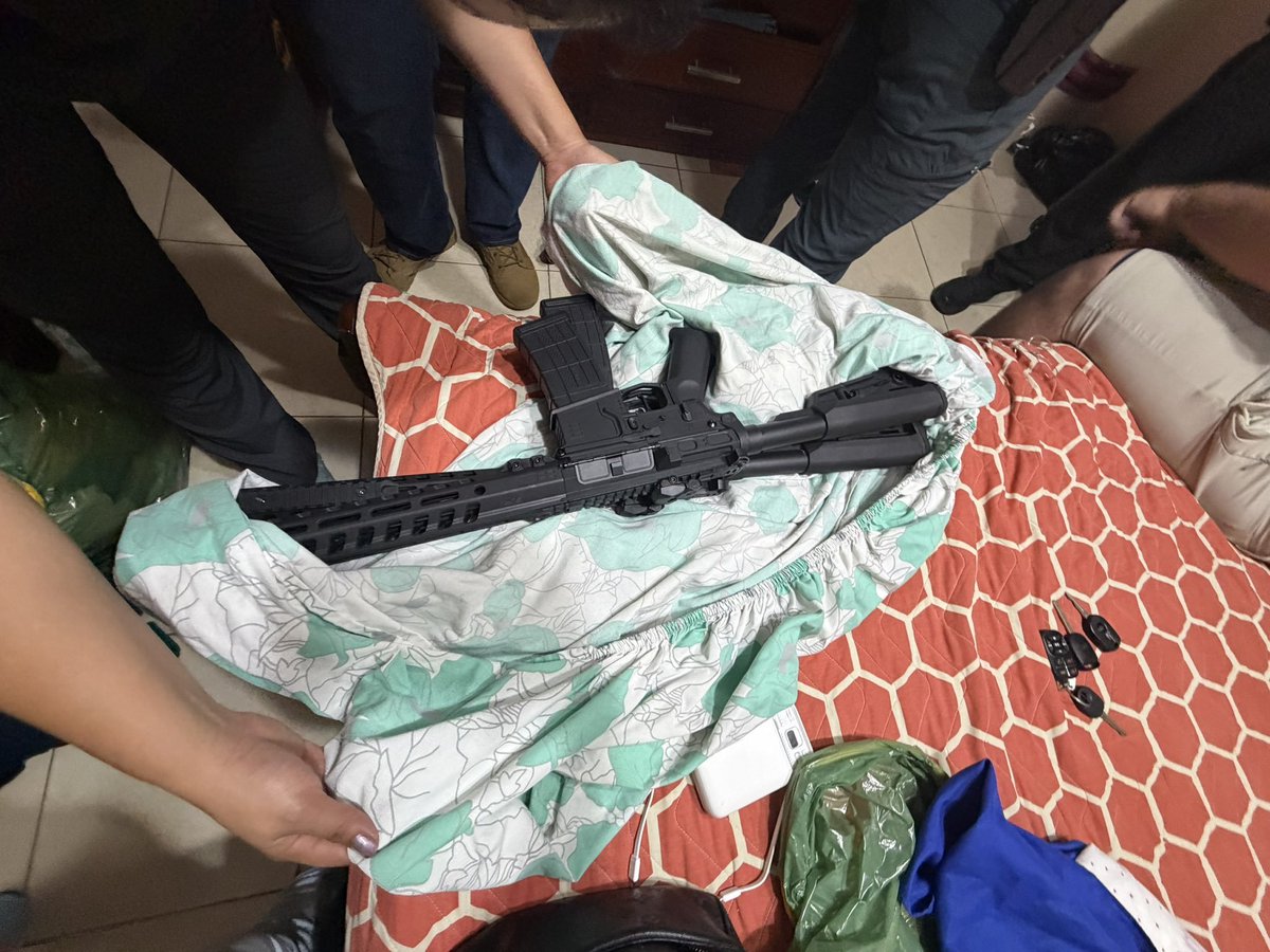 EcEnDirecto's tweet photo. #ATENCIÓN 
La hermana de Baldor Bermeo negó las declaraciones del ministro Reimberg y aseguró que el arma mostrada en redes sociales era de juguete. Además, denunció que durante el operativo se llevaron USD 15.000 destinados al pago de trabajadores. https://t.co/OLHPFw9mqr