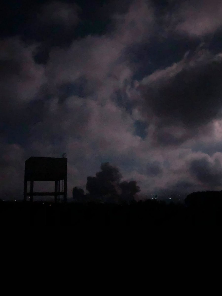 EyesLebanon's tweet photo. 🚨🇮🇱🇱🇧 🖼️1) — Explosion à Kfartebnit.
🚨🇮🇱🇱🇧🖼️2) — Explosion à Zawtar el Sharqiye
🚨🇮🇱🇱🇧 🎦 — Bombardement d’artillerie visant la localité de Nabatieh al-Fawqa. Environ 20 obus ont visé Nabatieh al-Fawqa.
🚨🇮🇱🇱🇧 🖼️3) — Explosion à Tallouseh
#Liban #LibanSud #IsraeliNewNazism
#IsraelDidNotCeaseFire