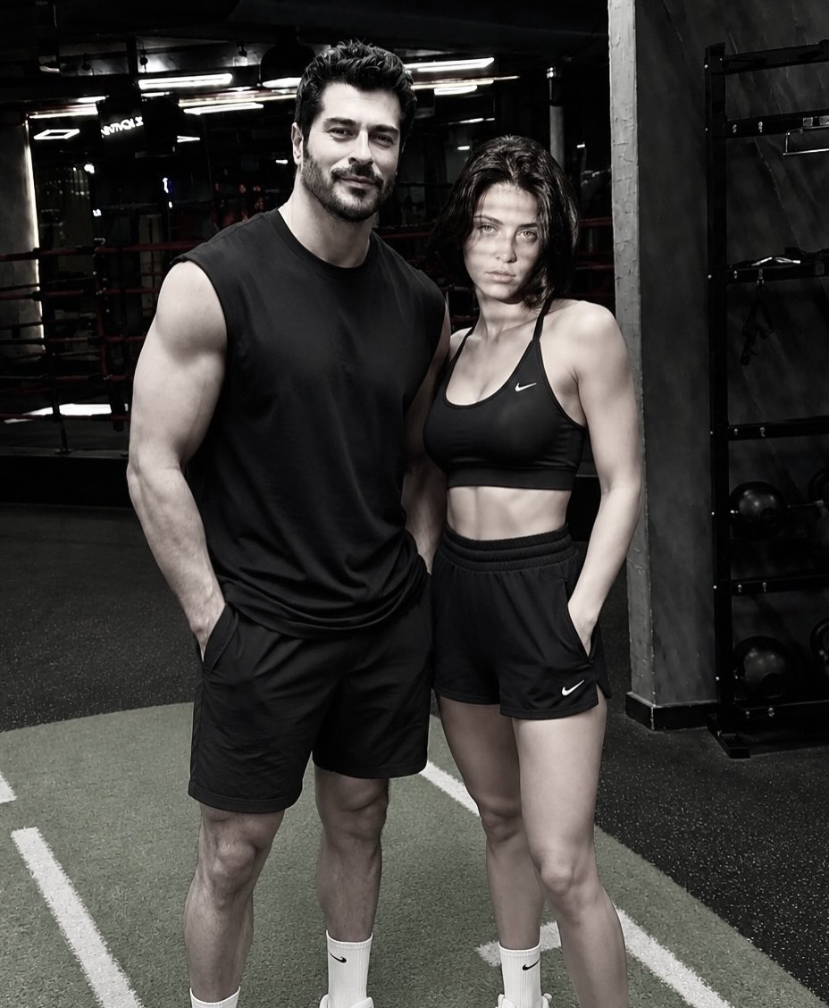 SakAttackkk's tweet photo. Bakalim😚
#buraközçivit #GüneşinDoğduğuYer 
@burakozcivit @timsbitv https://t.co/DaVZf9TsiU