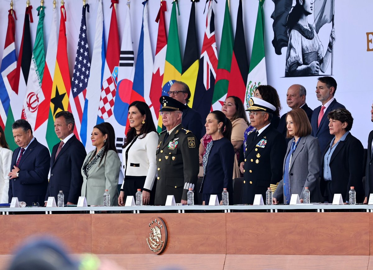 ClaraBrugadaM's tweet photo. Agradezco a nuestra Presidenta @Claudiashein por la invitación a este merecido reconocimiento a quienes integraron el Plan Kukulkán. 

Gracias a la coordinación histórica entre instituciones, servidoras, servidores públicos y cuerpos de seguridad, demostramos al mundo que México es un país organizado, hospitalario y en paz.

¡Desde la Ciudad de México nos llena de orgullo haber sido parte de este gran logro nacional!