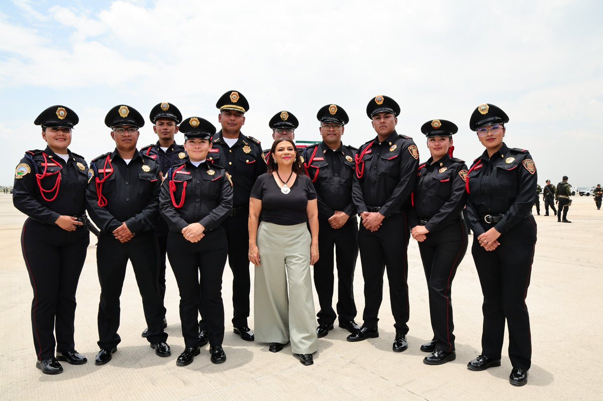 ClaraBrugadaM's tweet photo. Agradezco a nuestra Presidenta @Claudiashein por la invitación a este merecido reconocimiento a quienes integraron el Plan Kukulkán. 

Gracias a la coordinación histórica entre instituciones, servidoras, servidores públicos y cuerpos de seguridad, demostramos al mundo que México es un país organizado, hospitalario y en paz.

¡Desde la Ciudad de México nos llena de orgullo haber sido parte de este gran logro nacional!