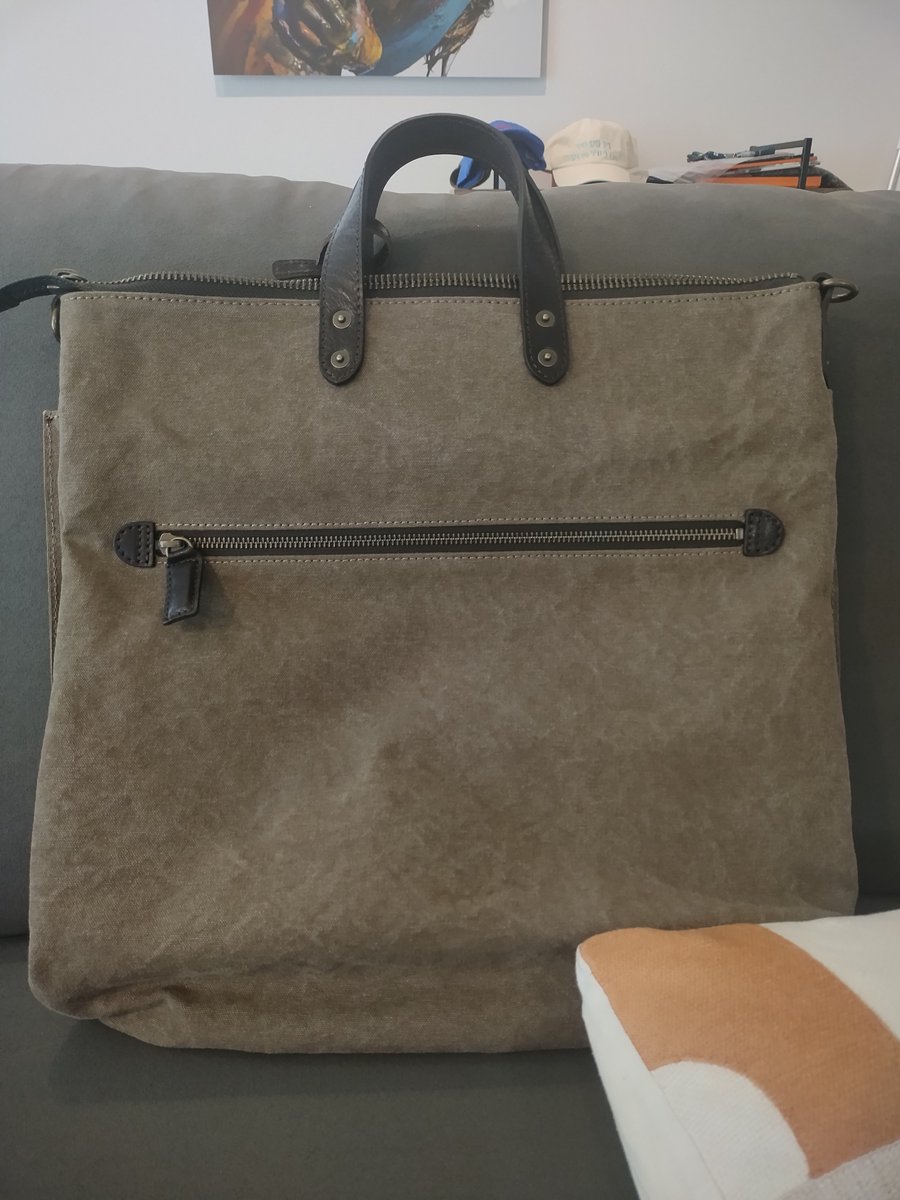 dozaihan's tweet photo. 日暮里で買ったヘルメットバッグ👜
インスタで見つけて、行ってみたら腰の低いオーナーさんであった。
これもガシガシ使いたい！
おはようございます〜☀ https://t.co/s1F9oZENhg