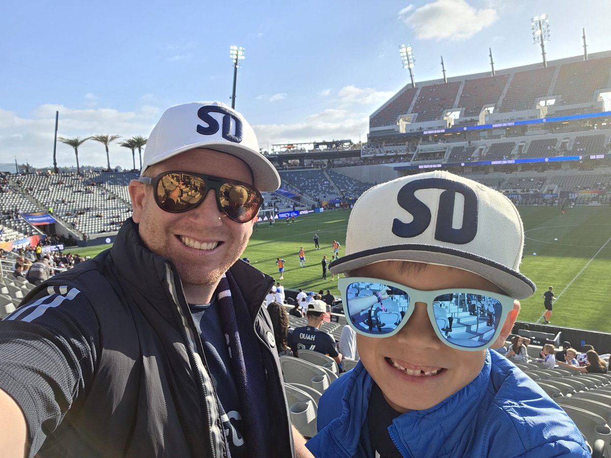 UCSDsurgery's tweet photo. “You cannot find the extensive education we provide for our trainees at UC San Diego anywhere else, and it’s nice to take what I’ve learned during my own training and pay it forward.” — Ryan Broderick, MD #UCSDSurgery #HumansofSurgery
https://t.co/VhL5D0kBgB https://t.co/z9mkLQdDLx