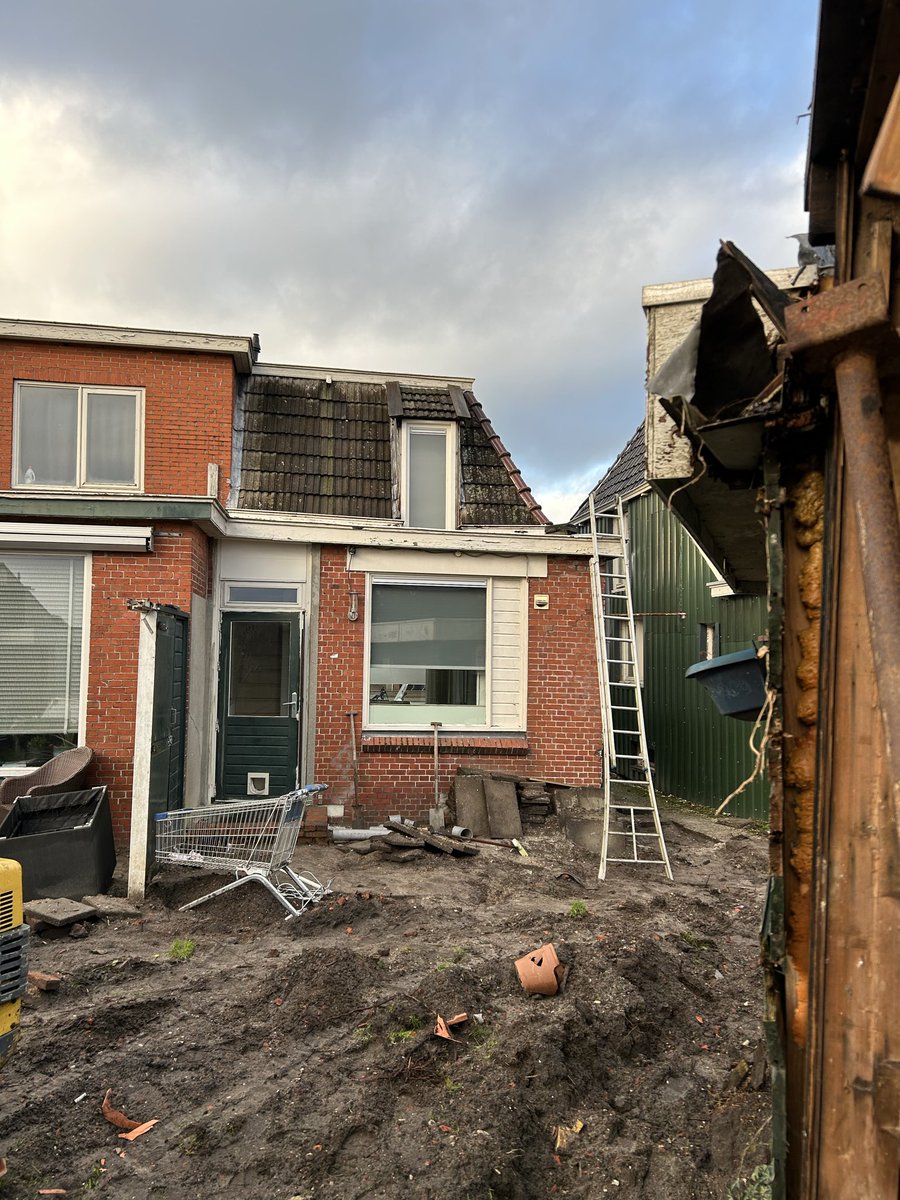 rasquert's tweet photo. Je koopt een oud huis en dan? In de komende serie foto’s zie je de verbouwing door VOF De Jongens https://t.co/0eAdo66xD4