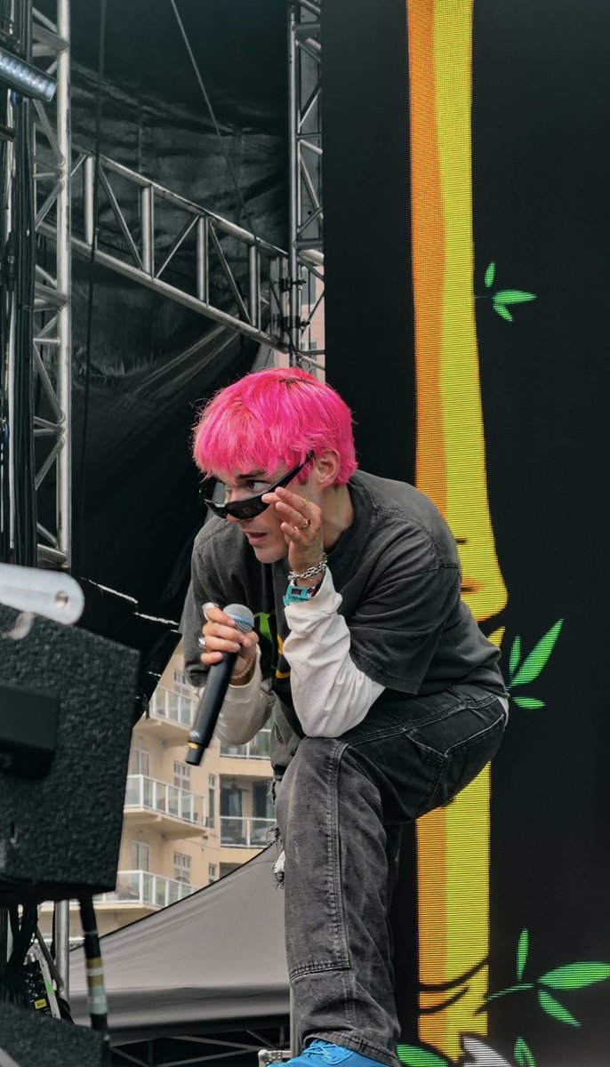 HIIDEF_GEOFF's tweet photo. Kinda locked in the most on Awsten https://t.co/fs3qQdsr2N