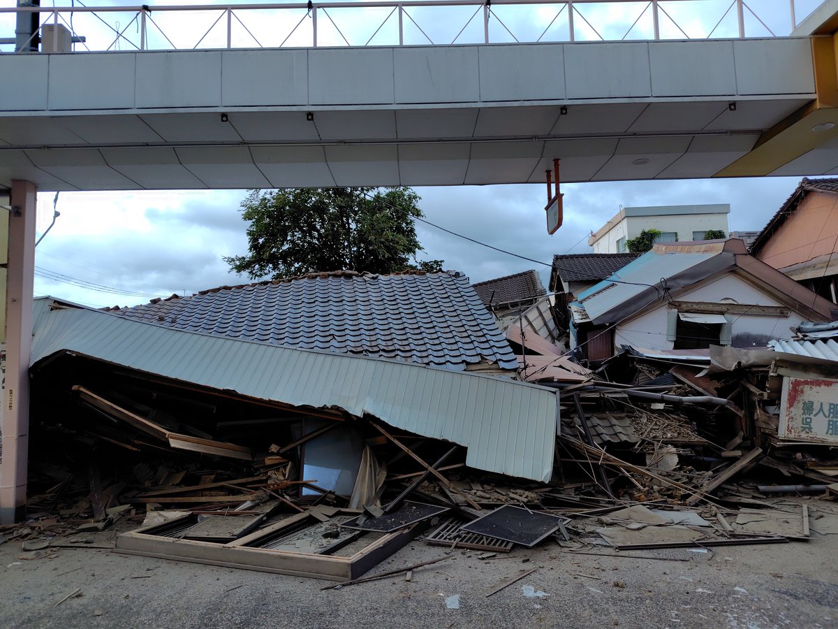 corotian's tweet photo. 家族含めて無事ですが、本町周辺の被害凄まじいです。建物等の倒壊多数。断水もしており、八代市役所で水を配布しています。本日以降食料等の支援物資も配布できるかもしれないとのこと。代陽コミセンで、7時より給水車による配水を始めるそうです。近隣の店は全て営業停止中。皆様どうかご安全に… https://t.co/gmdTl9DLRI