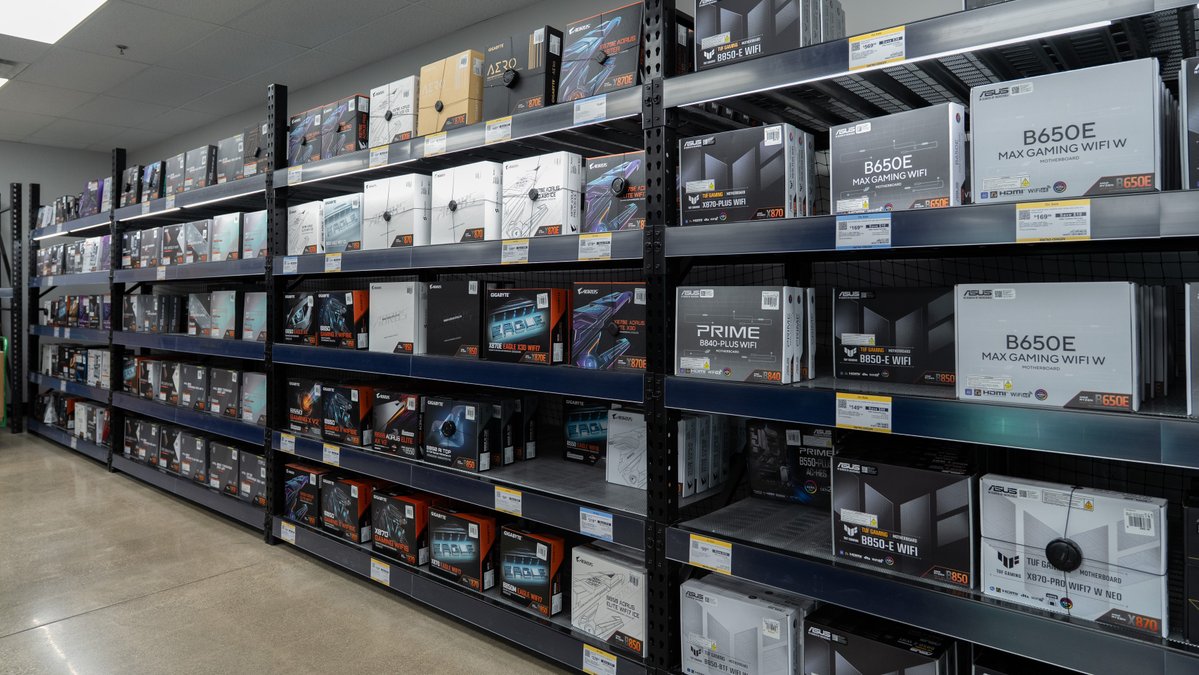 Micro Center tweet media