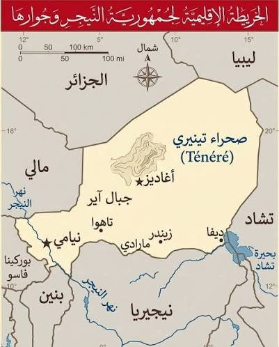 Somali_Aalp's tweet photo. بدأت السلطات في دولة النيجر بغرب أفريقيا إجراءات سحب وثائق الهوية والجنسية من أفراد قبيلة "المحاميد" العربية في شرق البلاد.

السلطات بدأت فعليا في حجز آلاف الإبل التابعة للمحاميد ونقلها الى منطقة أخرى فيما قالت مصادر محلية ان الخطوة هي لترحيل المحاميد الى دولة "تشاد".
 
استقر المحاميد في النيجر منذ اكثر من خمس عقود بالقرب من مدينة "ديفا" هربا من جفاف الساحل ولحقت بها مجموعات اخرى ابان الحرب الأهلية التشادية والحرب الليبية التشادية في ثمانينيات القرن الماضي.

المحللين اعزوا سبب سحب الوثائق والجنسية لتوترات الموارد الرعوية والزراعية بين العرب والسكان المحليين في ديفا، حيث اشتكى السكان المحليين من تجاوزات ابل العرب لمزارعهم.

🔴علاقة الحرب الأهلية السودانية بالقرار؟

بعض المحللين ذهبوا بالقرار إلى ابعد من صراع الموارد الطبيعية، حيث اتهمت السلطات الحالية في النيجر المحاميد بالمشاركة في الحرب الأهلية السودانية عبر دعم ميليشيات الدعم السريع بالجنود.

وبحسب بحث لمجلة "أوريجنز" (Origins) الصادرة عن جامعة ولاية أوهايو أن تقديرات أمنية تشير إلى وجود أكثر من 4 آلاف مقاتل من النيجر ضمن مليشيات الدعم السريع السودانية المدعومة إماراتيا، أغلبيتهم الساحقة من عرب المحاميد. ويوضح البحث أن المحاميد فخذ ضمن قبيلة الرزيقات، بينما ينتمي قائد الدعم السريع محمد حمدان دقلو (حميدتي) إلى فخذ الماهرية من القبيلة نفسها.

وبعد انقلاب 26 يوليو/تموز 2023، اتهم جنرالات النيجر الرئيس المعزول محمد بازوم بإرسال جنود من العرب للقتال في السودان دعما للدعم السريع، وقدرت "بعض الأوساط السودانية" عددهم بـ6 آلاف مقاتل.

وبازوم، المنحدر من قبيلة أولاد سليمان والمولود في منطقة ديفا، هو أول رئيس للنيجر من عرب ديفا. وأثيرت خلال حملة عام 2020 شكوك حول جنسيته قبل أن تقضي المحكمة الدستورية بأنها لا أساس لها. ولا يزال محتجزا مع زوجته منذ الانقلاب.

#افريقيا #النيجر #السودان #تشاد
