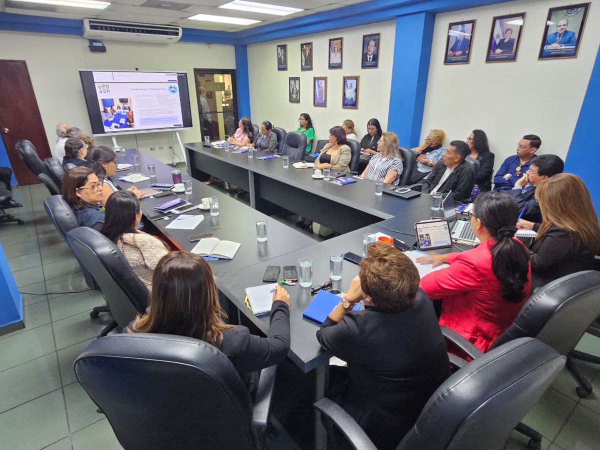PDDHElSalvador's tweet photo. También, en la reunión estuvieron las instituciones y organizaciones que conforman esta Mesa Permanente de la #ProcuradoraDDHH @RaqueldeGuevara como: @PSONUVES @asemelsalvador @ieproes @FUSALorg @fibrosis_sv #HospitalBloom, con quienes trabaja el Depto. de Salud de PDDH. https://t.co/0FxE2A3HEp