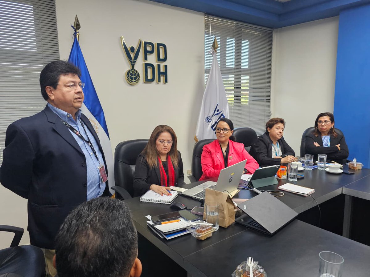 PDDHElSalvador's tweet photo. También, en la reunión estuvieron las instituciones y organizaciones que conforman esta Mesa Permanente de la #ProcuradoraDDHH @RaqueldeGuevara como: @PSONUVES @asemelsalvador @ieproes @FUSALorg @fibrosis_sv #HospitalBloom, con quienes trabaja el Depto. de Salud de PDDH. https://t.co/0FxE2A3HEp