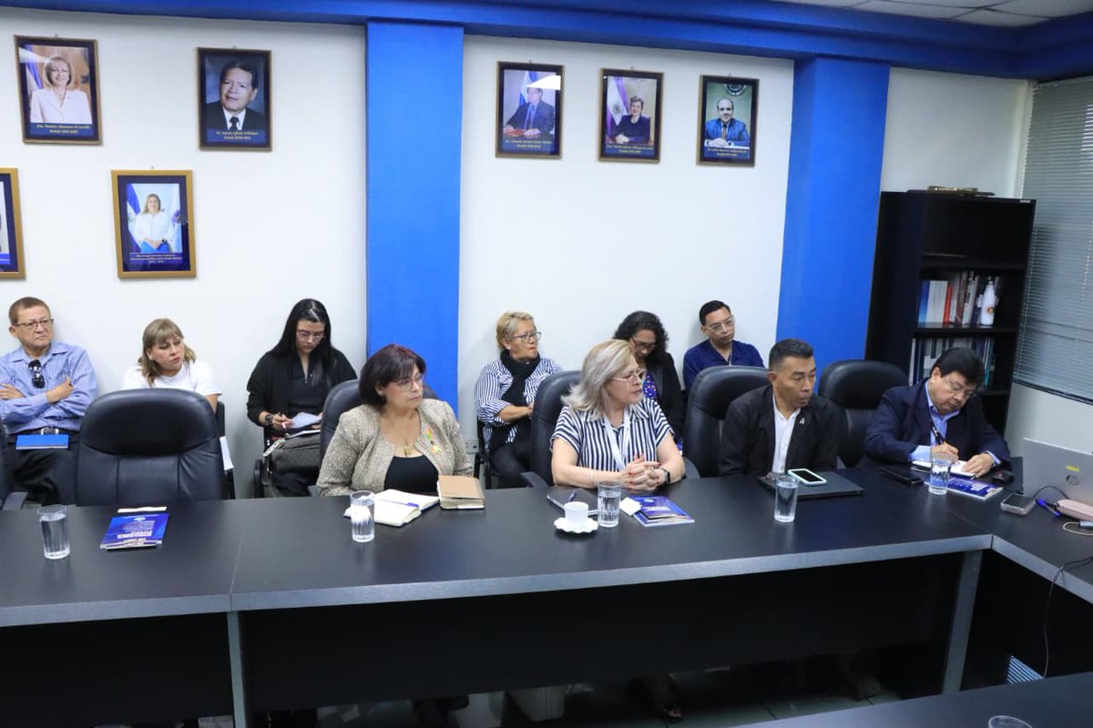 PDDHElSalvador's tweet photo. También, en la reunión estuvieron las instituciones y organizaciones que conforman esta Mesa Permanente de la #ProcuradoraDDHH @RaqueldeGuevara como: @PSONUVES @asemelsalvador @ieproes @FUSALorg @fibrosis_sv #HospitalBloom, con quienes trabaja el Depto. de Salud de PDDH. https://t.co/0FxE2A3HEp