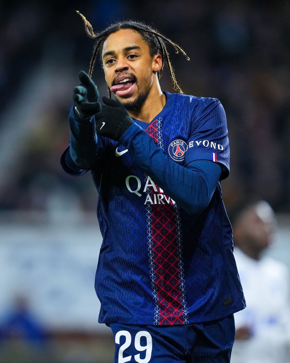 ElBigSix's tweet photo. 🔴💣 LIVERPOOL ESTÁ PREPARANDO LA PRIMERA OFERTA POR BRADLEY BARCOLA.

👀 Los Reds le ofertarán 100 MILLONES DE EUROS (£80M) AL PSG POR EL EXTREMO FRANCÉS, que es el gran anhelo del equipo inglés en este mercado, aunque no piensan "sobrepagar" por ningún jugador.

😳 Con seguridad, EL OFRECIMIENTO SERÁ RECHAZADO por el vigente campeón de la Champions League, que pide ¡170 MILLONES DE EUROS! por el jugador, basando el precio en los logros que obtuvo y en los valores que se pagan en la Premier League.

🔍 Barcola no renovará su vínculo con los parisinos y está muy cerca de llegar a un acuerdo personal con el equipo inglés, que en caso de no poder fichar al francés se lanzaría por Rayan, actualmente en el Bournemouth.

[@JacobsBen]