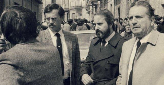 sarais53's tweet photo. #ricordiamodomani
#29luglio 1983 In uno d. attentati di mafia + feroci, m. Rocco Chinnici🌹
Il Magistrato che aggiornò il metodo di lavoro per combattere la mafia.
Con giovani colleghi come G. Falcone e 
P. Borsellino ideò il *Pool Antimafia.
La svolta nella lotta a Cosa Nostra. https://t.co/6vlSvHg0vR