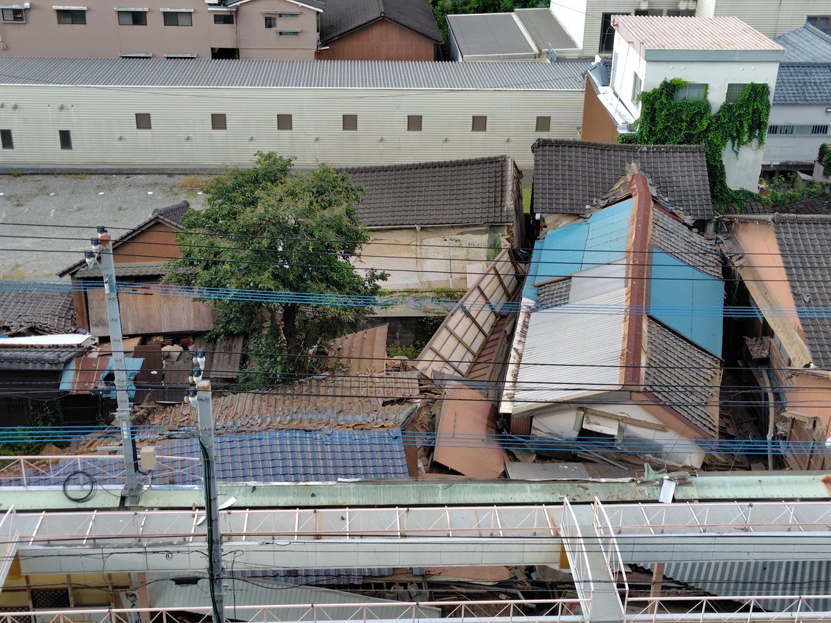 corotian's tweet photo. 家族含めて無事ですが、本町周辺の被害凄まじいです。建物等の倒壊多数。断水もしており、八代市役所で水を配布しています。本日以降食料等の支援物資も配布できるかもしれないとのこと。代陽コミセンで、7時より給水車による配水を始めるそうです。近隣の店は全て営業停止中。皆様どうかご安全に… https://t.co/gmdTl9DLRI