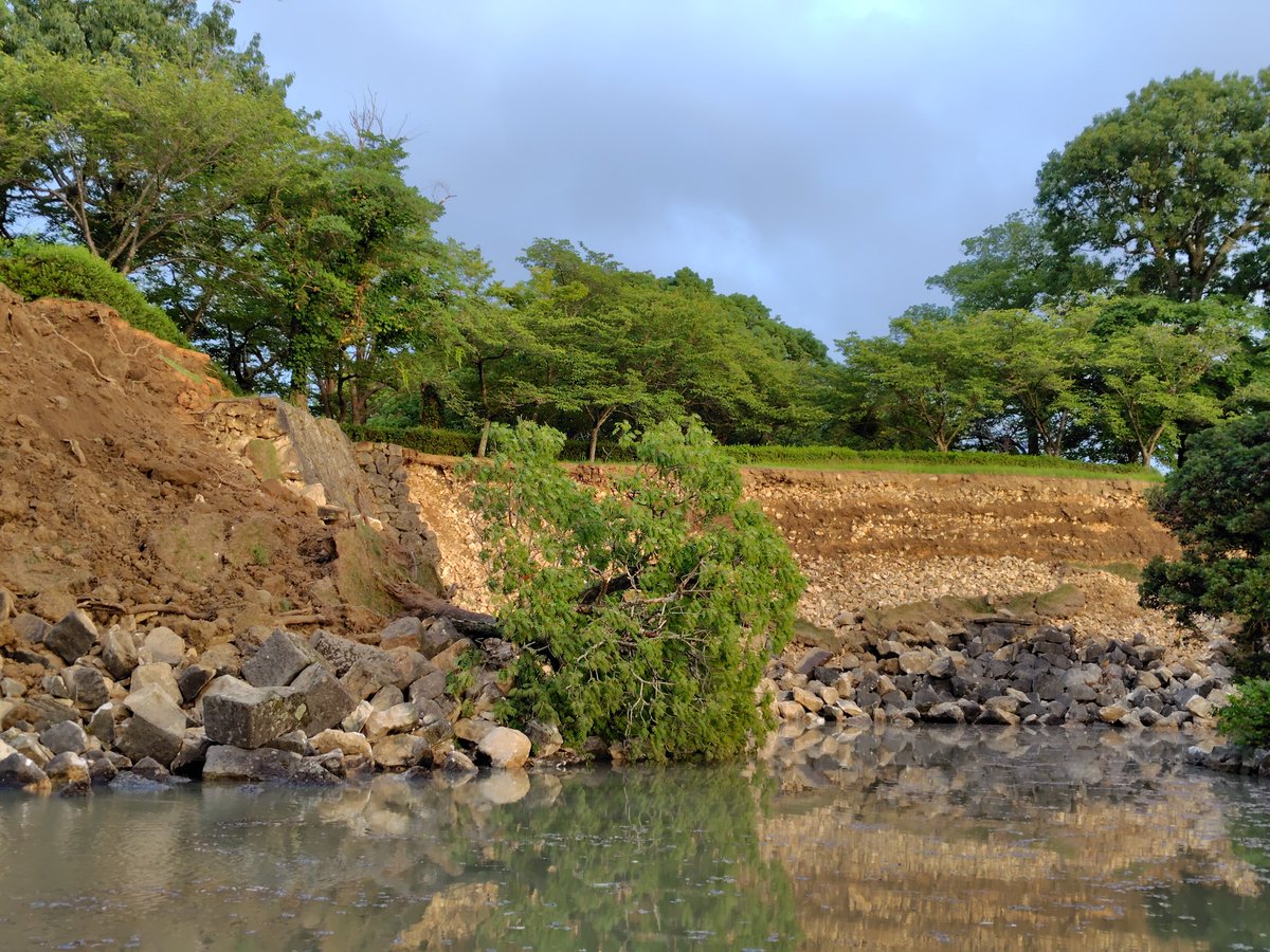 corotian's tweet photo. 家族含めて無事ですが、本町周辺の被害凄まじいです。建物等の倒壊多数。断水もしており、八代市役所で水を配布しています。本日以降食料等の支援物資も配布できるかもしれないとのこと。代陽コミセンで、7時より給水車による配水を始めるそうです。近隣の店は全て営業停止中。皆様どうかご安全に… https://t.co/gmdTl9DLRI