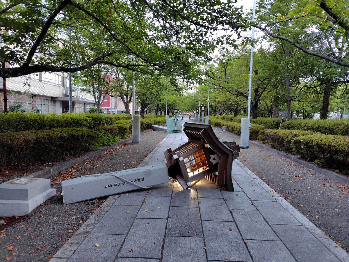 corotian's tweet photo. 家族含めて無事ですが、本町周辺の被害凄まじいです。建物等の倒壊多数。断水もしており、八代市役所で水を配布しています。本日以降食料等の支援物資も配布できるかもしれないとのこと。代陽コミセンで、7時より給水車による配水を始めるそうです。近隣の店は全て営業停止中。皆様どうかご安全に… https://t.co/gmdTl9DLRI