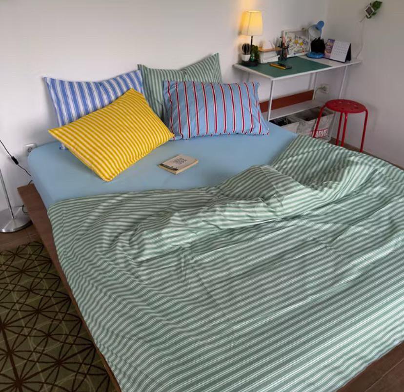 Armand_Rio's tweet photo. Sumpah ya kamar model begini tuh cakeppp banget😭🤌🏻
Ternyata kunci utamanya di kombinasi warna &amp; motif sprei stripenya yang ala-ala IKEA gitu. Hasil ngubek Shopee akhirnya nemu toko yang jual sprei garis lucu kayak gini!✨ https://t.co/a8gCJckqI3