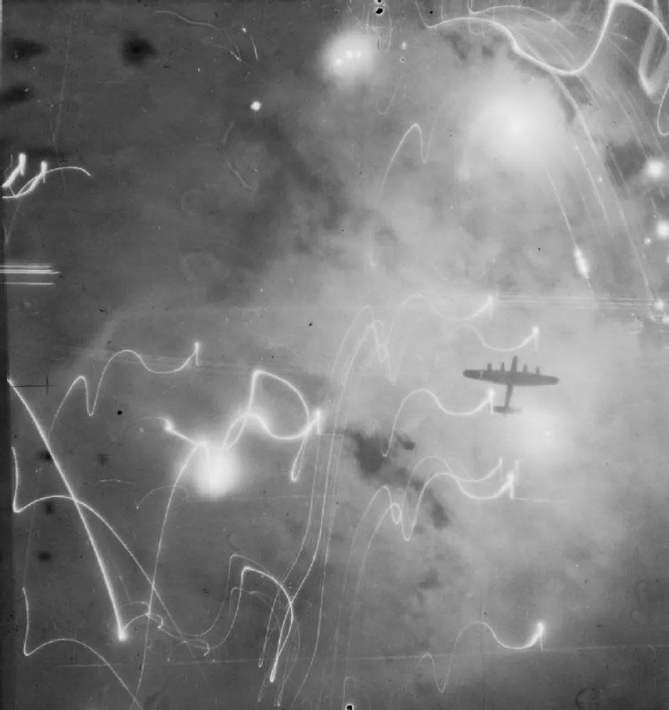 devenireuropeo's tweet photo. 🚩El 28 de julio de 1943, la RAF británica bombardeó Hamburgo en la Operación Gomorra, junto a la USAAF, durante la SGM. El ataque causó al menos 42.600 muertos, más de 37.000 heridos y destruyó gran parte de la ciudad.

NO todos los GENOCIDIOS
son CONDENADOS🕯️ https://t.co/XcMhdDUEtc
