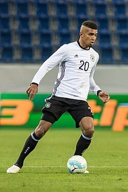 Sam_Uhel's tweet photo. 🚨 FREE AGENT HERE WE GO CLOSE! Kevin Akpoguma is set to join Frosinone - The Nigerian defender arrives as a free agent, Final details are being resolved, and a contract valid until 2028 is ready. 🟡🔵 https://t.co/KVYR8znONE