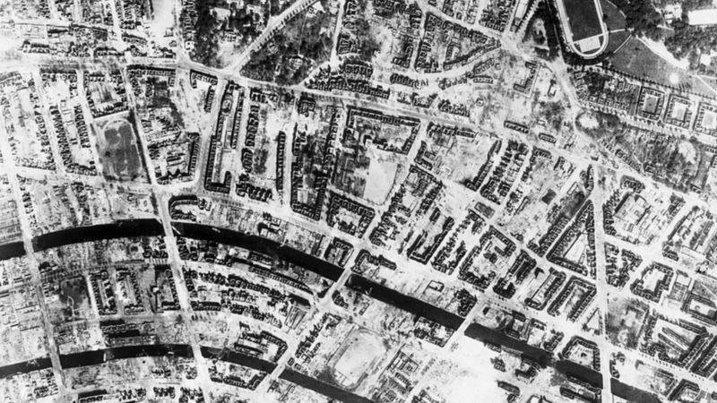 devenireuropeo's tweet photo. 🚩El 28 de julio de 1943, la RAF británica bombardeó Hamburgo en la Operación Gomorra, junto a la USAAF, durante la SGM. El ataque causó al menos 42.600 muertos, más de 37.000 heridos y destruyó gran parte de la ciudad.

NO todos los GENOCIDIOS
son CONDENADOS🕯️ https://t.co/XcMhdDUEtc