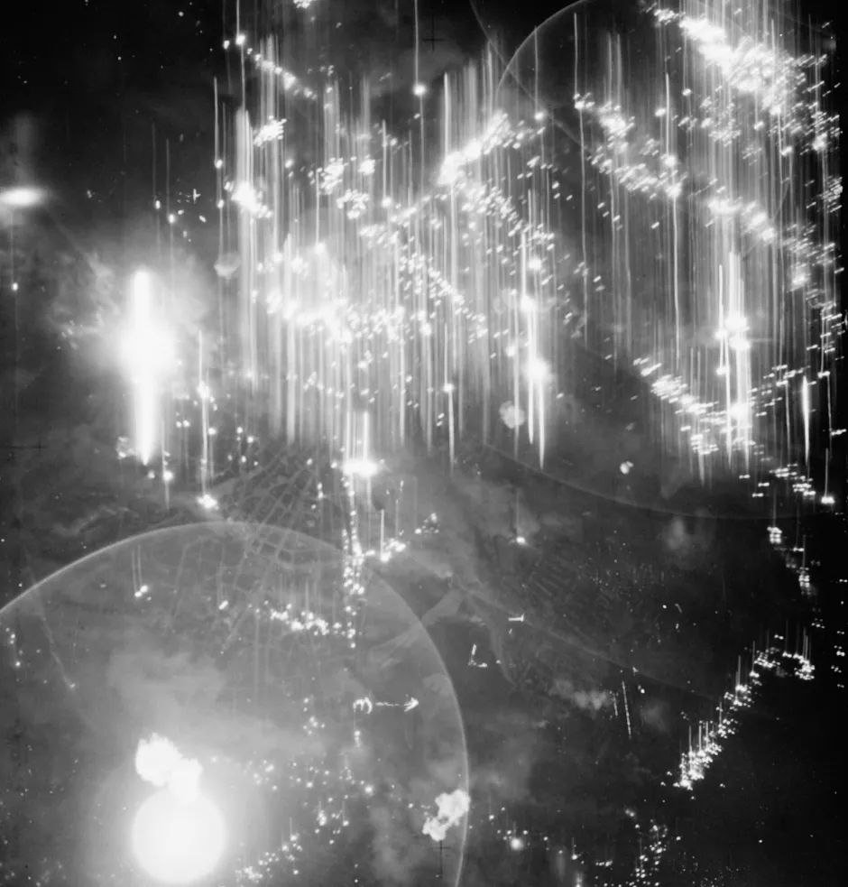 devenireuropeo's tweet photo. 🚩El 28 de julio de 1943, la RAF británica bombardeó Hamburgo en la Operación Gomorra, junto a la USAAF, durante la SGM. El ataque causó al menos 42.600 muertos, más de 37.000 heridos y destruyó gran parte de la ciudad.

NO todos los GENOCIDIOS
son CONDENADOS🕯️ https://t.co/XcMhdDUEtc