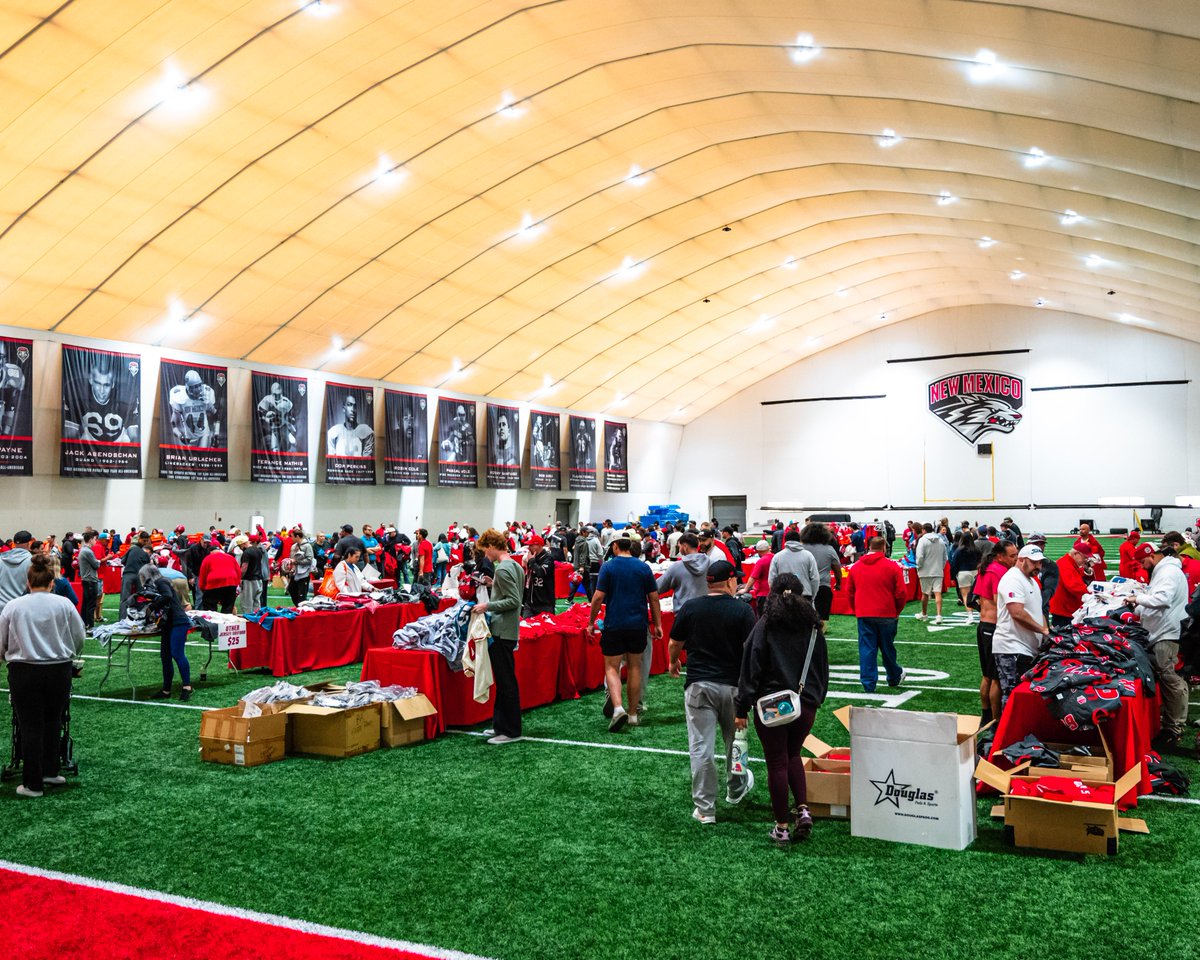 UNMLOBOS's tweet photo. 1 final chance to bid on UNM gear, available at our online auction. It ends tonight.

🔗 https://t.co/jU8YAYcUlJ
#GoLobos https://t.co/UcdhPlhn98