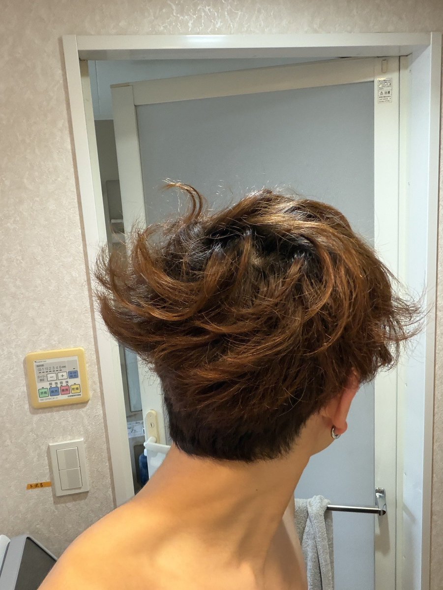 kaerutotsurugi's tweet photo. 今日は配信お休みです😢
次回は明日を予定しています。

さて、皆さんはカエルくんの寝癖はお好きですか？（？）
私は大好です。寝癖なのに可愛いんですよね。昨晩も新しい寝癖を披露してくれていました🥰

#寝癖
#高身長イケメン
#LGBT https://t.co/4PCzLaLMjD