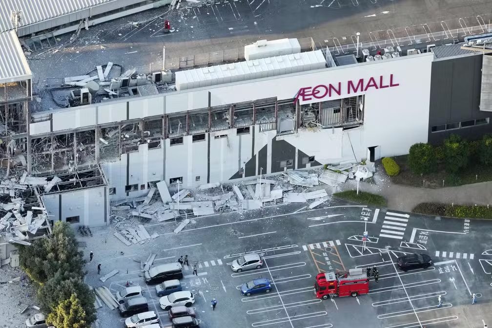 LunaBambam74's tweet photo. Imagens feitas por um motorista registraram o momento exato da explosão em um shopping, que deixou mortos e feridos em #Kashima, no sul do Japão, nesta terça-feira (28). O incidente ocorreu após o forte #terremoto que atingiu o país.

No vídeo, exibido pela rede de TV japonesa NHK, é possível ver como a explosão detona toda uma coluna lateral do shopping. Imagens aéreas mostram que parte da estrutura desabou.

Segundo as autoridades e a imprensa japonesa, há pessoas presas sob os escombros e relatos de funcionários desaparecidos.

O terremoto de magnitude 7,1 atingiu o sul do Japão nesta terça. A forte explosão no centro comercial ocorreu cerca de uma hora após os tremores. Nesse meio tempo, foi possível evacuar cerca de 200 pessoas, segundo autoridades locais. Não se sabia, no entanto, quantas ainda estavam dentro do complexo no momento da explosão.