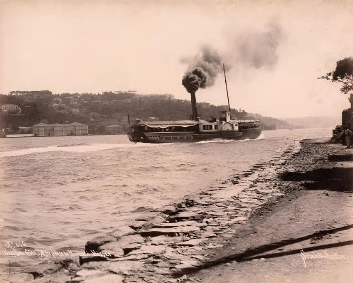 beylerbeyigrup's tweet photo. 📌İstanbul Boğazı'nda yandan çarklı vapur
(Sebah ve Joallier - 1900'ler) https://t.co/YklMTJHBBo