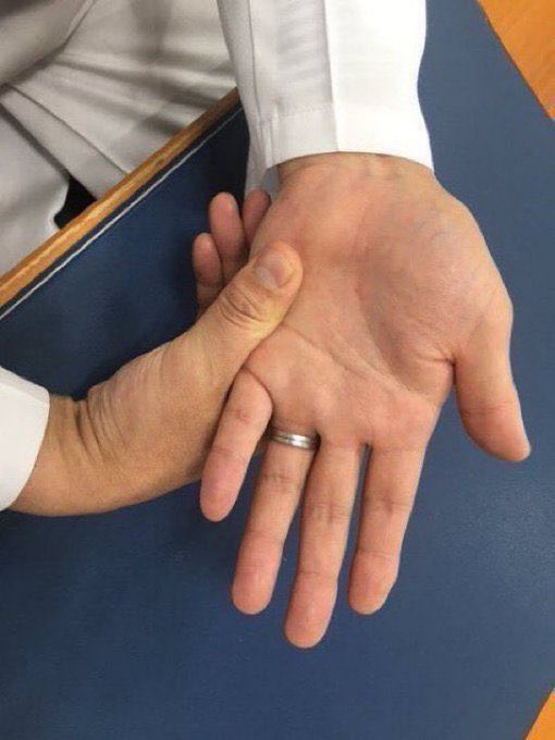 tutiyak's tweet photo. 熊本、九州の余震も心配です。

不安で胸のざわつきに「労宮（ろうきゅう）」のツボ

こぶしを軽く握ったとき、中指と薬指の先が当たるところです。ゆっくり押すだけでも、ドキドキや不安がふっと和らぎます。

手のひらを開いたり、外側にそらすストレッチを加えるのもおすすめです。 https://t.co/sknR1JiW0S