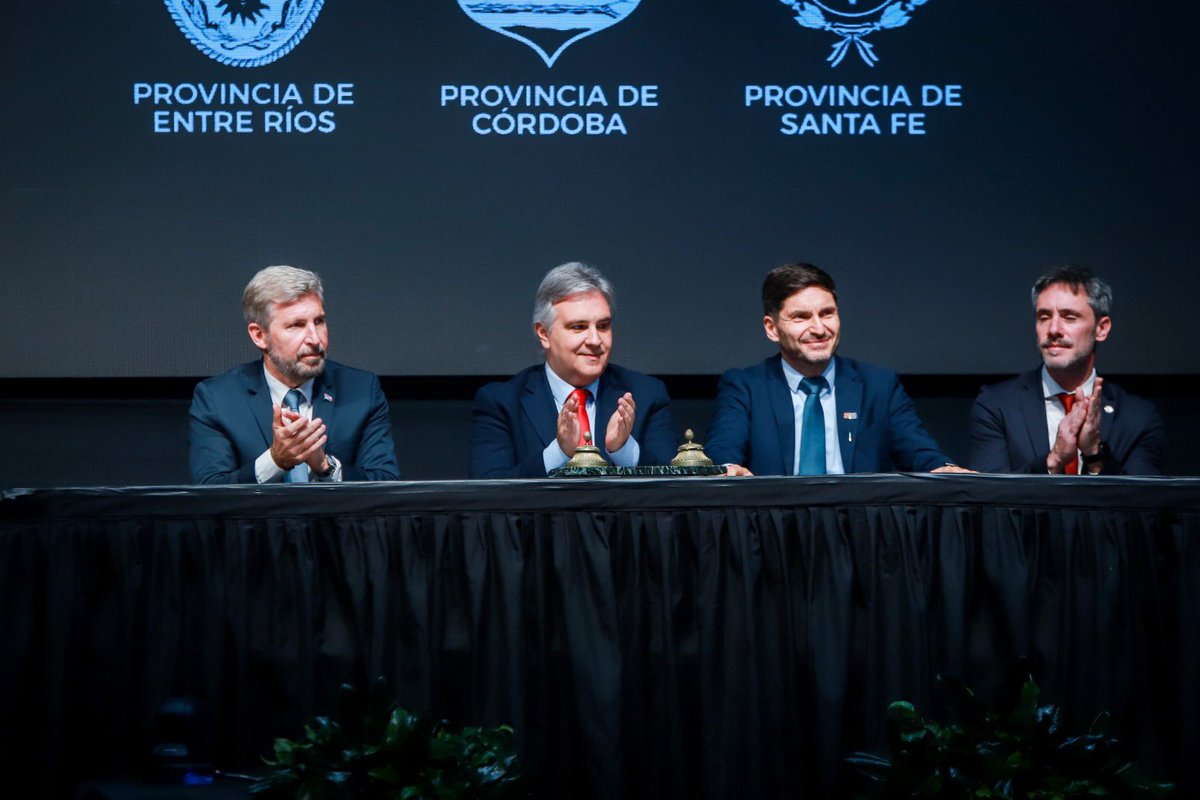 MartinLlaryora's tweet photo. CÓRDOBA CRECE CON MÁS INTEGRACIÓN REGIONAL

Construir acuerdos más allá de las diferencias políticas, apostar al desarrollo, al empleo y al conocimiento, e invertir en infraestructura, es clave para que #Córdoba siga generando oportunidades. Ese es el camino que compartimos en la #RegiónCentro: una mirada que fortalece a nuestras provincias y aporta a una #Argentina más federal.

En #SanFrancisco presidí la XIX Junta de Gobernadores de la @RegionCentroOf y traspasé la presidencia pro tempore a mi par de #EntreRíos, @frigeriorogelio, quien junto al gobernador de #SantaFe, @maxipullao, conformamos un bloque interprovincial que trabaja en decisiones federales para mejorar la vida de los vecinos y consolidar el desarrollo regional.

#IntegradosParaCrecer