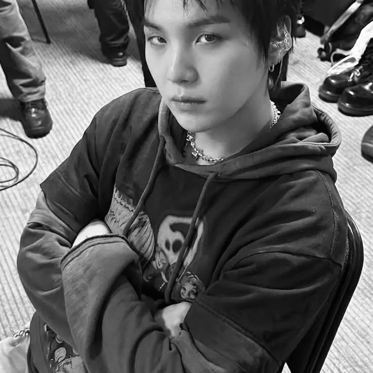 byashhaii's tweet photo. un au #namgi donde nam y yoongi comparten algunas clases debido a sus carreras.

nam tiene un crush muy fuerte por yoongi, y él, bueno, no soporta lo intenso que puede llegar a ser. https://t.co/cYCrEaisI3
