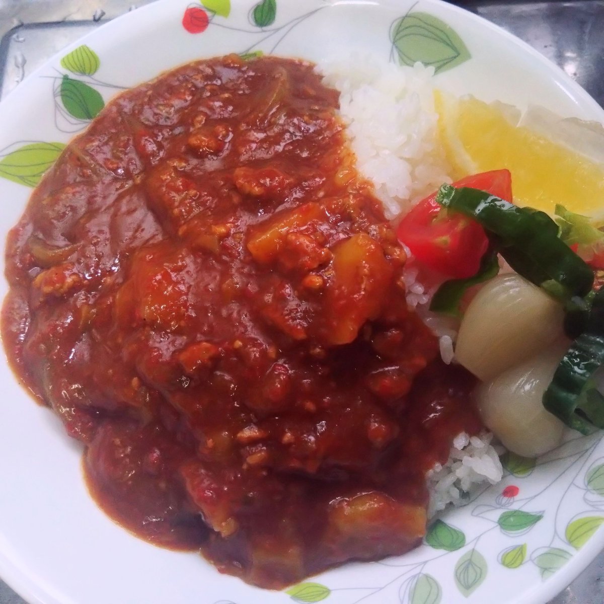 archollow1963's tweet photo. トマトとナスをたっぷりと入れた夏野菜の
ハウスバーモンドカレーでございます。
バナナ唐辛子を入れて少し辛めに仕上げております。

#photo_jpn　#上田市 #カレーライス #ハウスバーモントカレー #7月29日 https://t.co/2QQ9UPnFL6