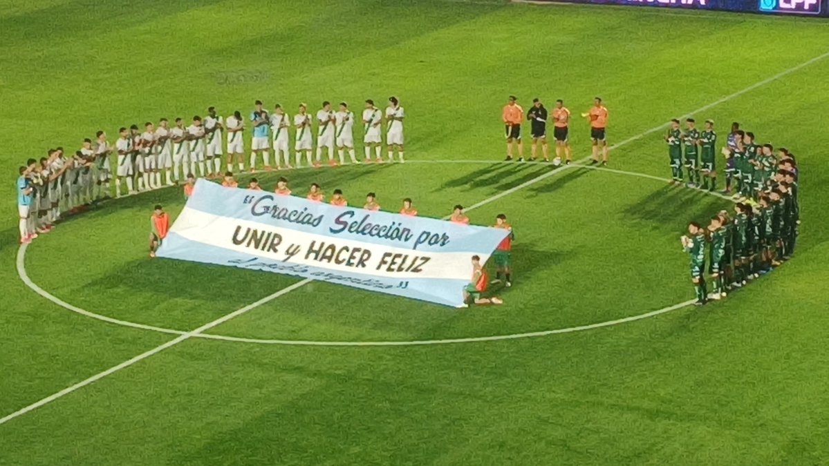 radiounojunin's tweet photo. #TorneoClausura

Se realiza el homenaje a la #Selección en el Estadio Florencio Sola. 

En instantes comienza el partido entre #Banfield y #Sarmiento.

#LigaProfesional https://t.co/2U7KERESJs