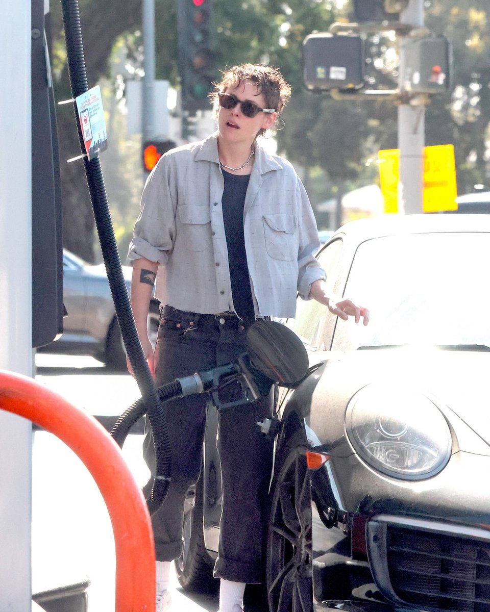 ThoughtCatalog's tweet photo. Kristen Stewart pumped gas in LA, notably without her wedding ring on. https://t.co/Tu0C8wptn3