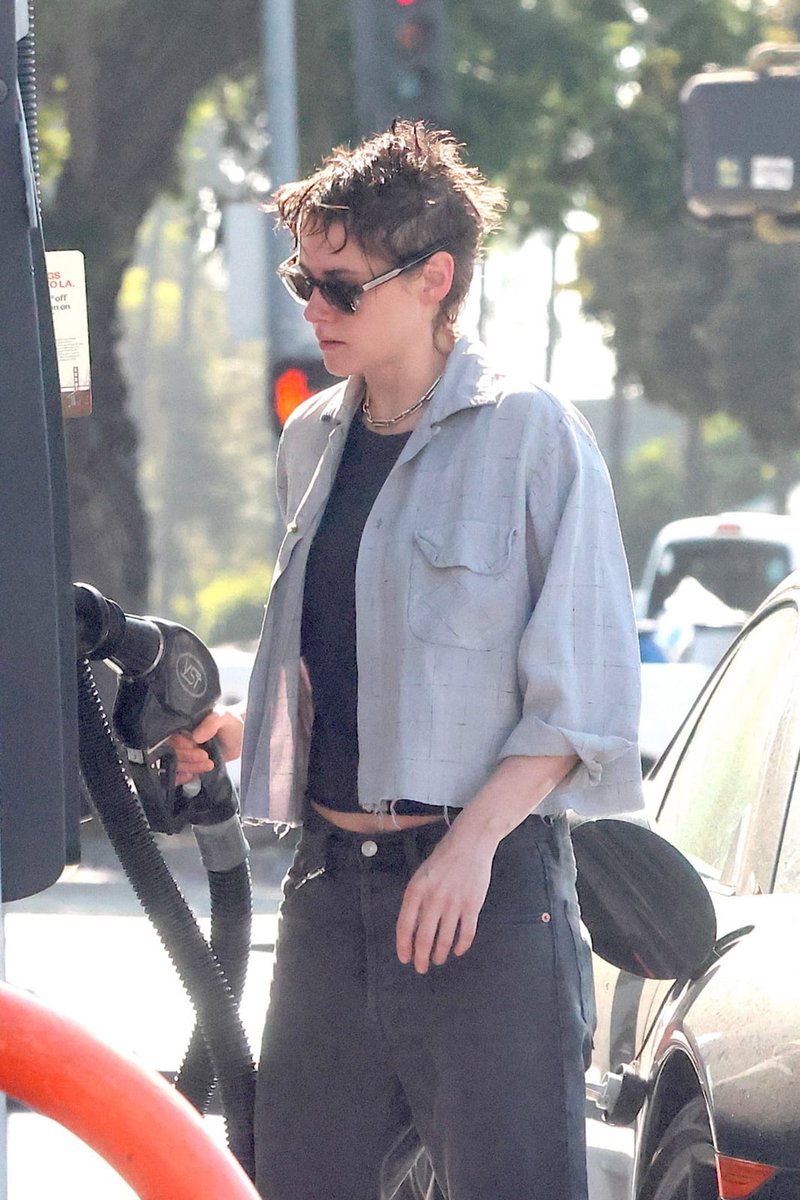 ThoughtCatalog's tweet photo. Kristen Stewart pumped gas in LA, notably without her wedding ring on. https://t.co/Tu0C8wptn3