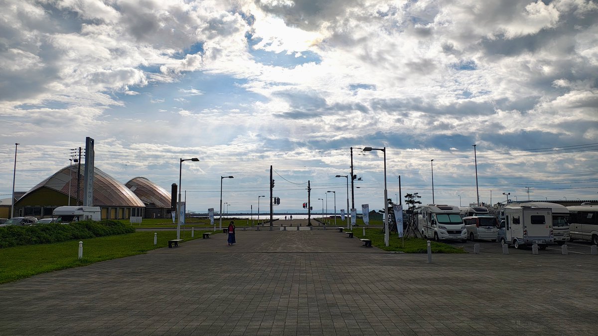 hatasoku's tweet photo. 稚内駅(*^ω^*)
駅前で24℃最高気温24℃です(；・∀・) https://t.co/R8zEKglbdz