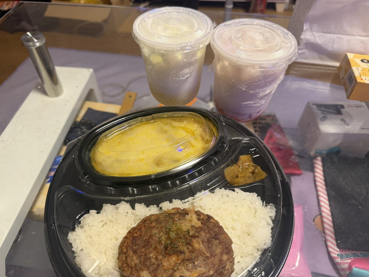 okama_akane's tweet photo. 地震が不安で眠れない夜中に
ゾニさんからカレー🍛とドリンク🥤2個の
Uber頂きました💜
毎度お腹の成長させて頂きありがとうございます笑 https://t.co/OIA5pEHbL5