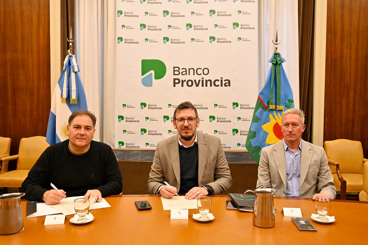 JCuattromo's tweet photo. Con @JaviAlonsook firmamos un acuerdo para capacitar en educación financiera a integrantes de la Policía Bonaerense. 

Desde @bancoprovincia ya alcanzamos a más de 1.200 agentes de la Escuela Juan Vucetich y, a partir de este convenio, llevaremos estas capacitaciones a todas las escuelas policiales bonaerenses.