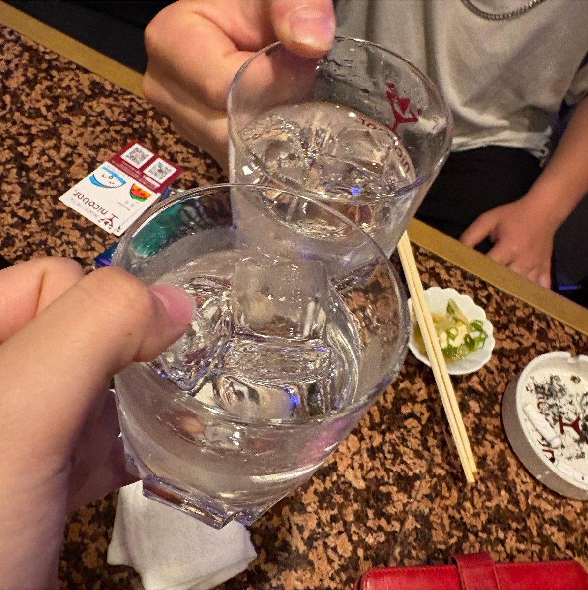 trix_nicobar's tweet photo. 退勤退勤！！
昨日と同じメンツが多かったね^_^
初めましてのお兄さん、神戸店らしいお酒で乾杯ありがとうございました🥂無事に帰れますように、、、
ノアさんに夏野菜カレーのお裾分けもらったりもした😻美味し過ぎた😻😻
次は来月の２日オープンでいます✌️ https://t.co/DylGZ4YW30