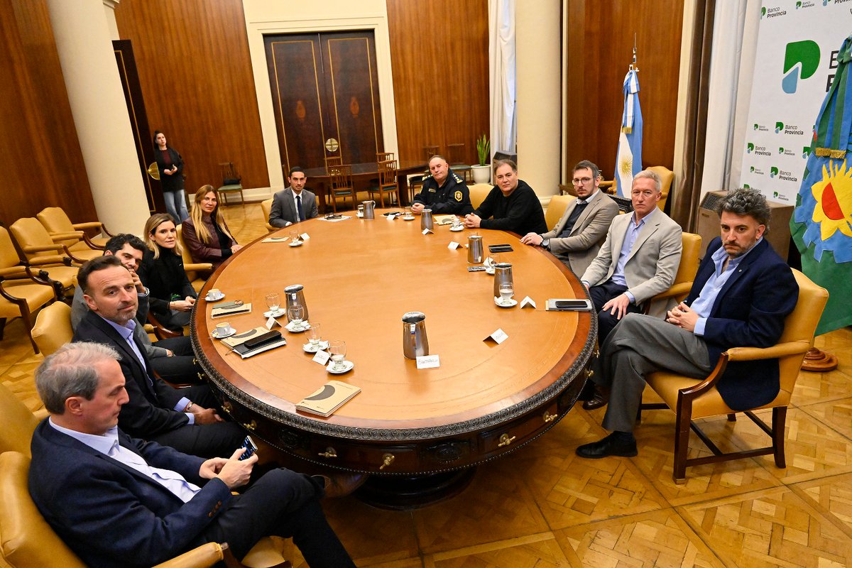 JCuattromo's tweet photo. Con @JaviAlonsook firmamos un acuerdo para capacitar en educación financiera a integrantes de la Policía Bonaerense. 

Desde @bancoprovincia ya alcanzamos a más de 1.200 agentes de la Escuela Juan Vucetich y, a partir de este convenio, llevaremos estas capacitaciones a todas las escuelas policiales bonaerenses.