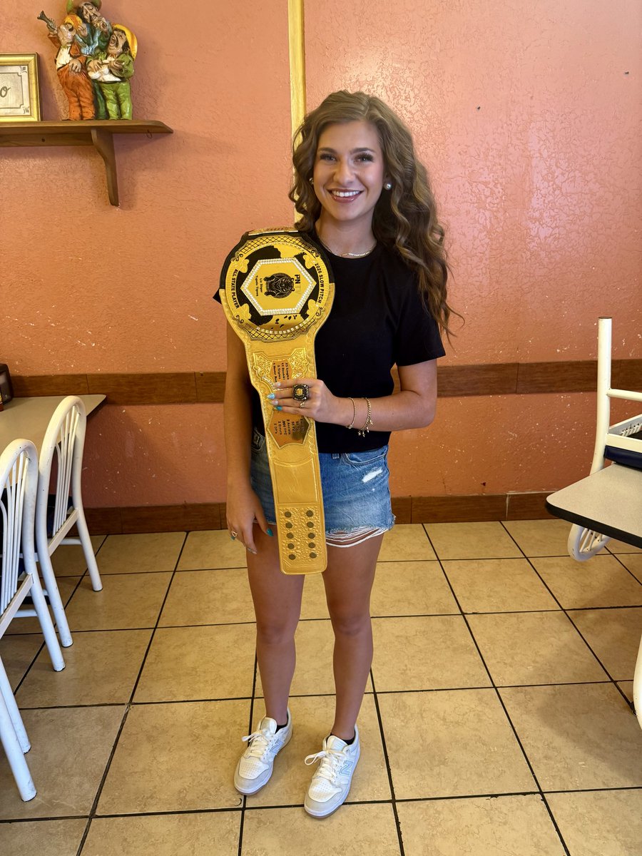 PrepNation_TV's tweet photo. #OKPrepStory: Tupelo Tiger Liz Sliger poses
with her 2026 Class B All State Award for Spring Slow Pitch Softball. Congratulations
to this amazing and hard working athlete.
#OKPreps #PNTV #PNTVElite #TigrrNation
#PNTVAllState #TupeloTigers https://t.co/g17qdsPatG