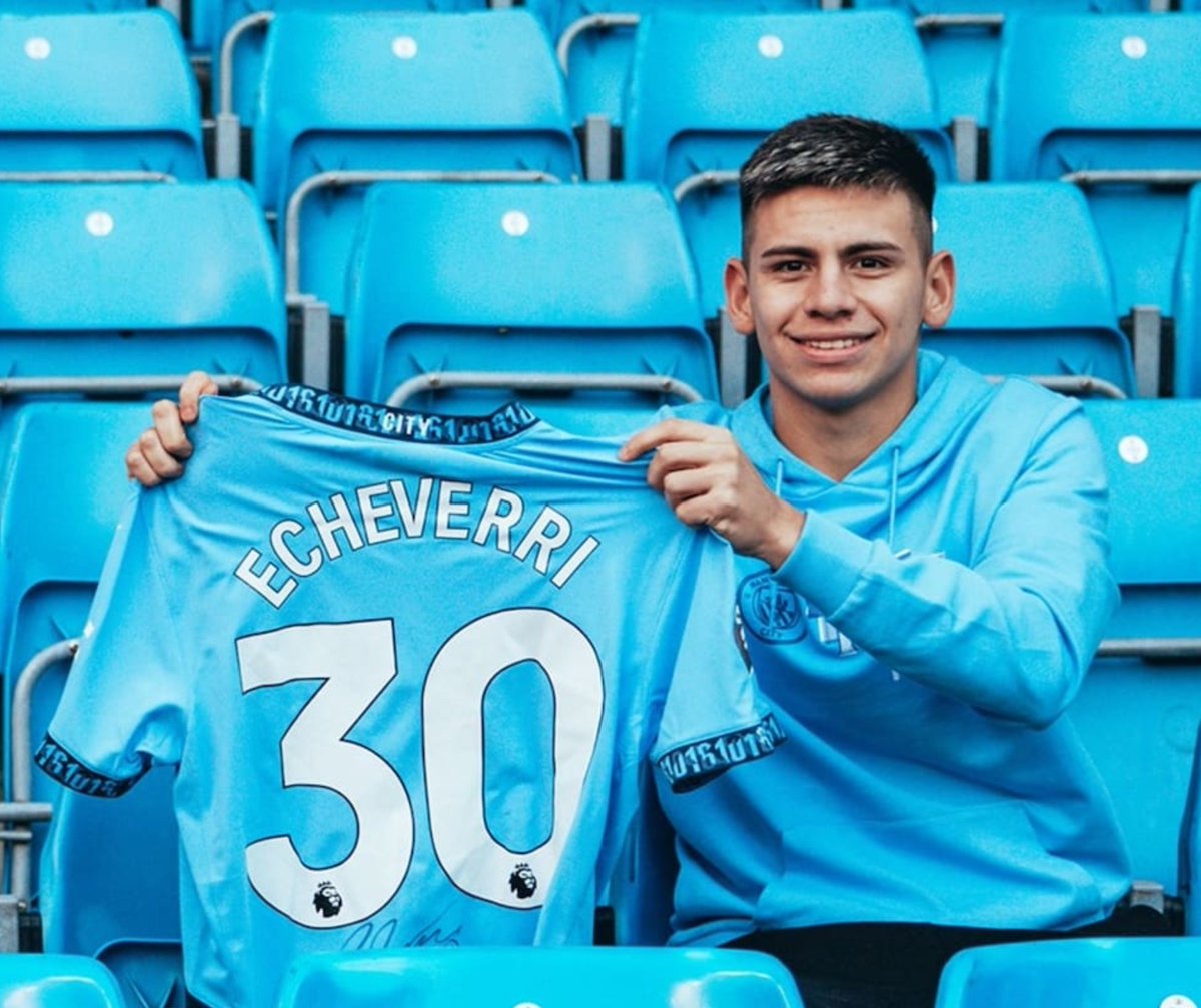 FutbolFichajes's tweet photo. OFICIAL: Claudio Echeverri 🇦🇷 viaja a la pretemporada con Manchester City 🏴󠁧󠁢󠁥󠁮󠁧󠁿.

Enzo Maresca 🇮🇹 decidió darle una oportunidad al Diablito para que demuestre sus condiciones y pueda quedarse en el club. #Fichajes https://t.co/hNV3qCpp6k