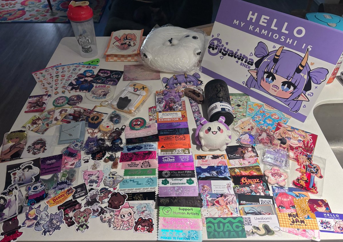 AriyawnaVT's tweet photo. MY SUPERMASSIVE OFFKAI HAUL!!!! 

(Featuring Mister the cat if you look hard enough :3) 

I had such a blast meeting so many lovely people!!!!!! 🐍 https://t.co/KkXH5dHqXD