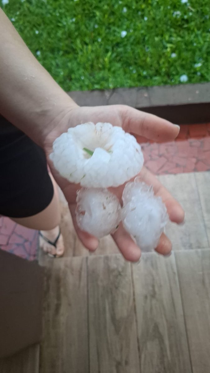 GoedeTDS's tweet photo. A significantly to potentially violent tornado followed by very large hail just impacted areas of Girua, Rio Grande do Sul. This midia is not mine. Live radar at https://t.co/MatsipTqCd https://t.co/tIStuxALmj