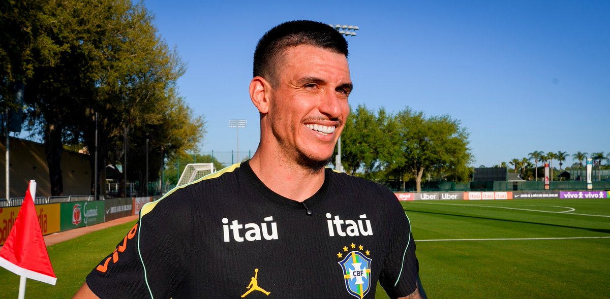 venecasagrande's tweet photo. O zagueiro Roger Ibañez, que disputou a Copa do Mundo com a seleção brasileira, está perto de renovar o contrato com o Al-Ahli, da Arábia Saudita. O atual compromisso vai até junho de 2027, mas as partes estão em negociações avançadas para estender o compromisso até 2030.

Os empresários de Ibañez estão em Portugal, local da pré-temporada do clube saudita, para finalizar a parte burocrática.

Foto: Rafael Ribeiro / CBF